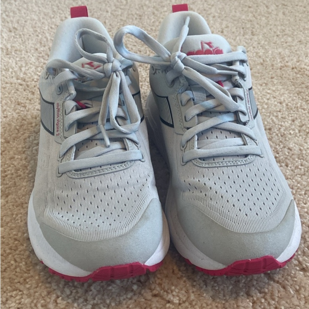Diadora size 9 running shoe. Great for support! Worn only once. Good like new.